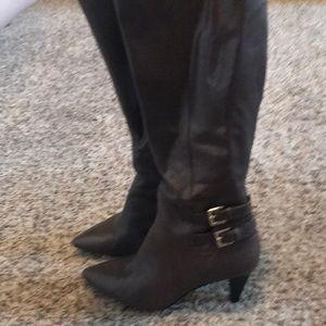 Cute tall gray/beige leather boots!